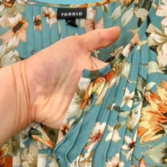  Torrid Plus Size Georgette Pintuck Blue Floral Sunflower Short Sleeves Blou - Picture 4 of 14